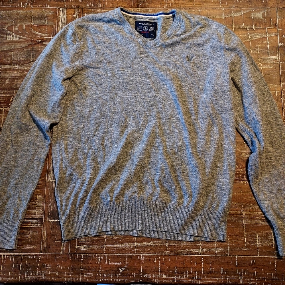 America Eagle Outfitters Men's V Neck Sweater Size Medium‎ in Gray with Logo